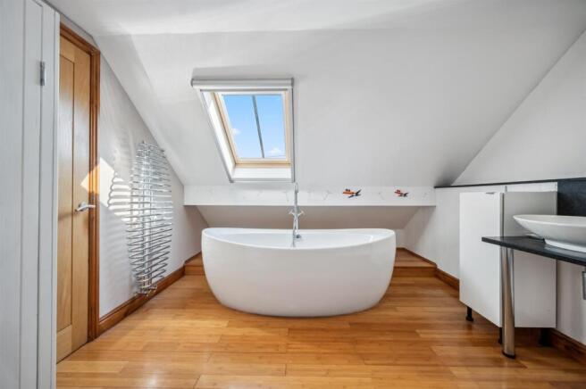 En-suite - bath.jpg