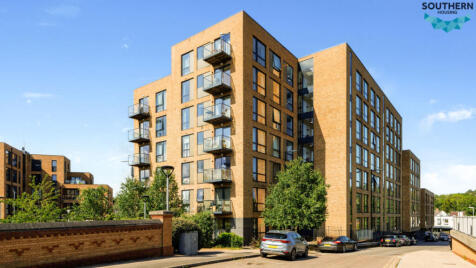 8 Leaden Hill, Coulsdon, CR5 2BZ