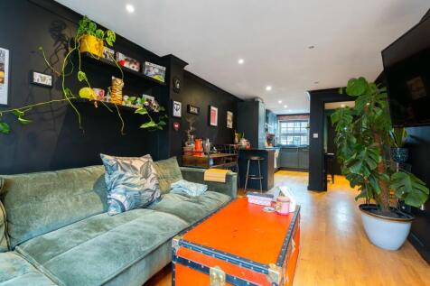 High Street, Handcross, RH17