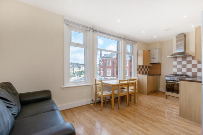 3 bedroom flat to rent in Norwood Road , SE27