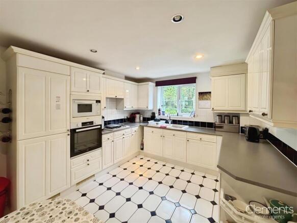 734b60e0-Kitchen.jpg