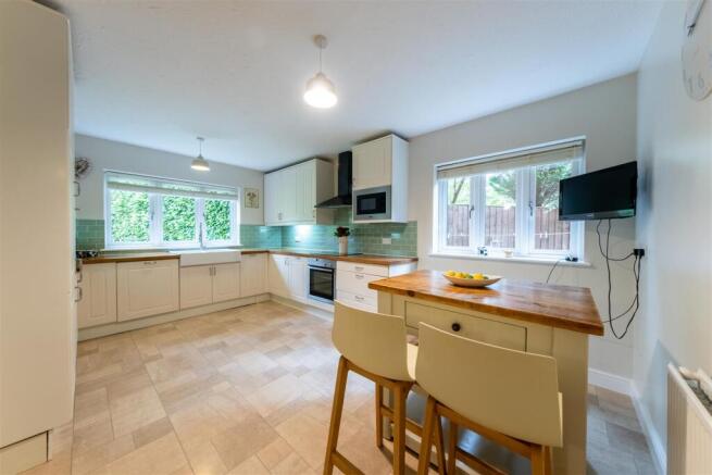 17 Woodham Close-001.jpg