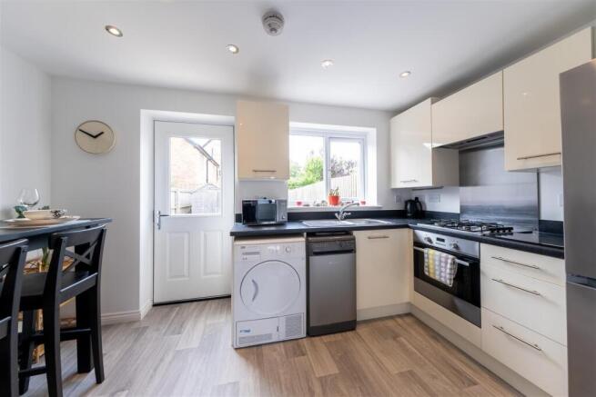 8 St James Court-001.jpg