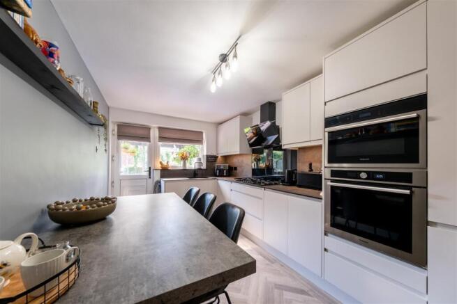 10 Minster Close-001.jpg