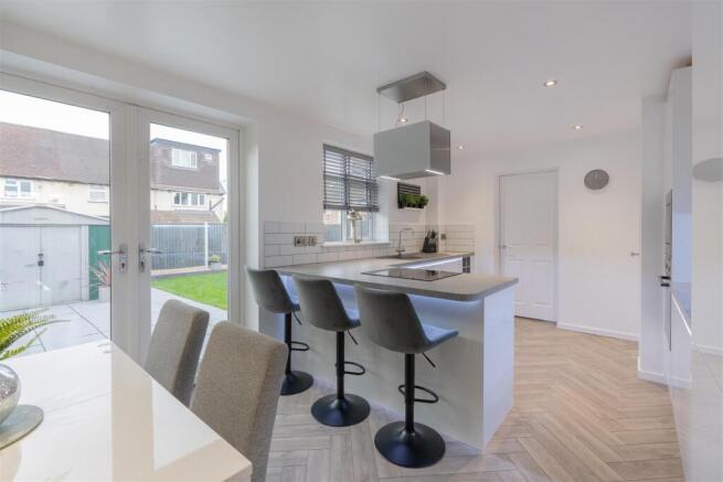 15 Turnberry Close-1.jpg