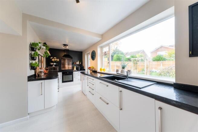 24 Limewood Crescent-001.jpg