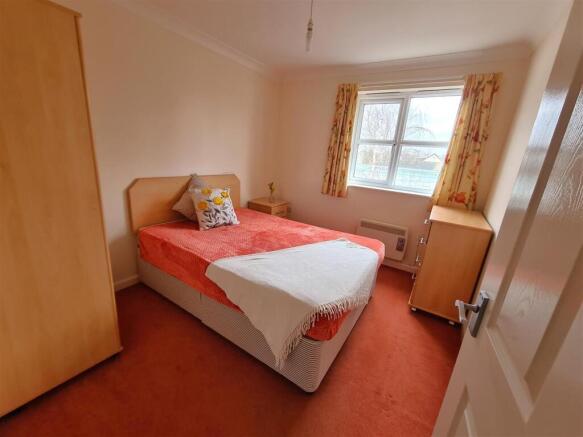 Second Bedroom (non-ensuite).jpg