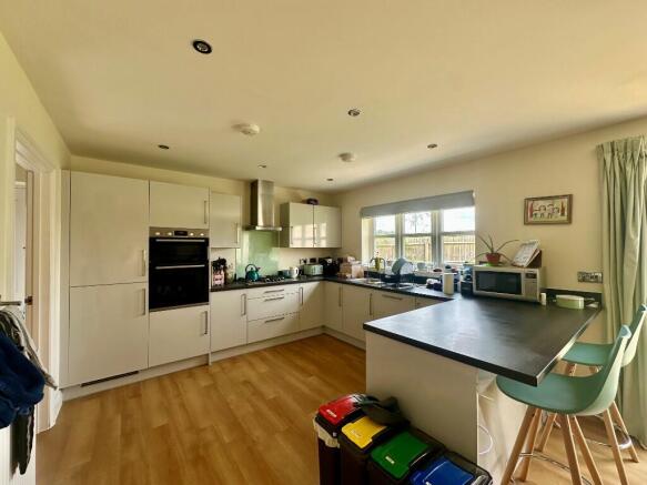 KITCHEN/BREAKFAST