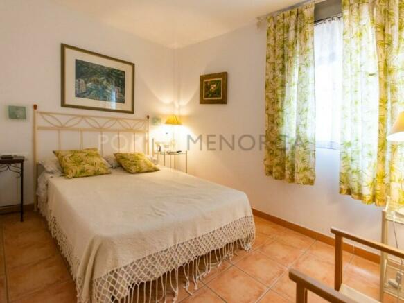 Pleasant double bedroom on the ground floor with parking and storage room in Mercadal