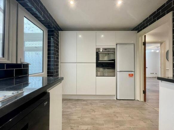 ADDITIONAL PHOTO OF KITCHEN