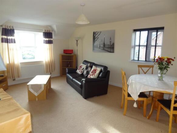 LOUNGE/DINING ROOM