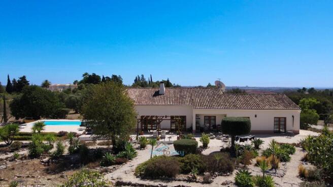 attractive "quinta" style farmhouse