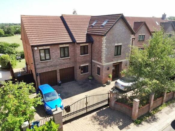 6 bedroom detached house for sale in London Road Loughton Milton