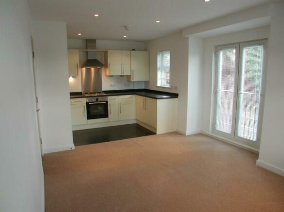 OPEN PLAN LOUNGE/KITCHEN AREA