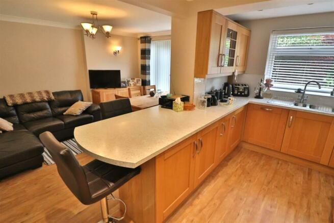 OPEN PLAN FAMILY/DINING KITCHEN AREA