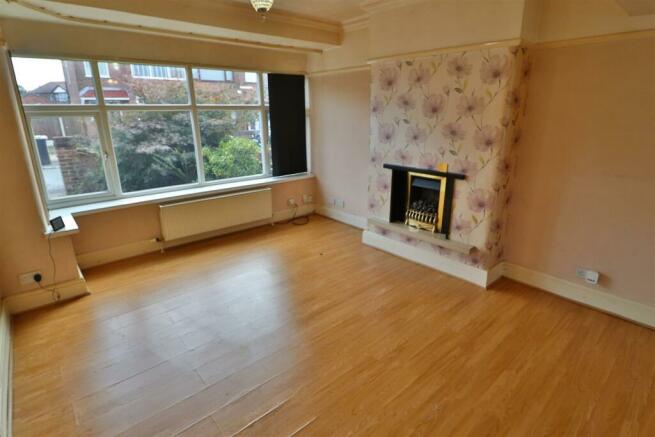 OPEN PLAN LOUNGE/DINING ROOM