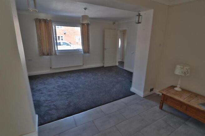 OPEN PLAN LOUNGE/DINING ROOM