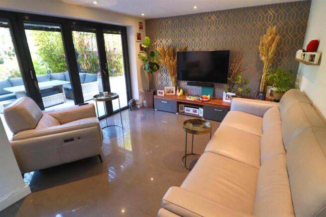 OPEN PLAN FAMILY ROOM