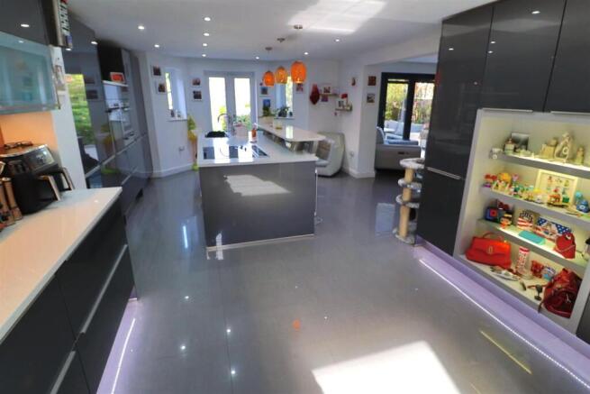 OPEN PLAN KITCHEN/DINING/FAMILY ROOM