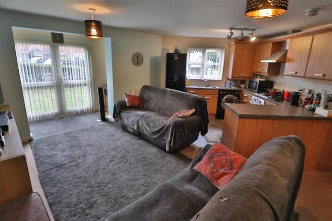 OPEN PLAN LOUNGE/DININGKITCHEN AREA