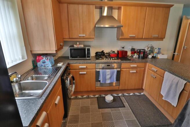 OPEN PLAN LOUNGE/DININGKITCHEN AREA