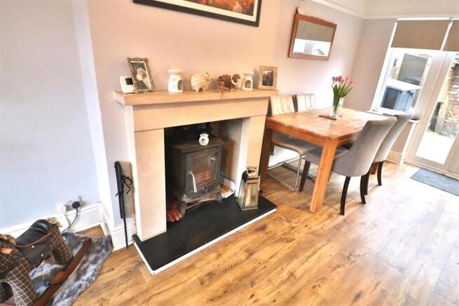 OPEN PLAN LOUNGE/DINING ROOM