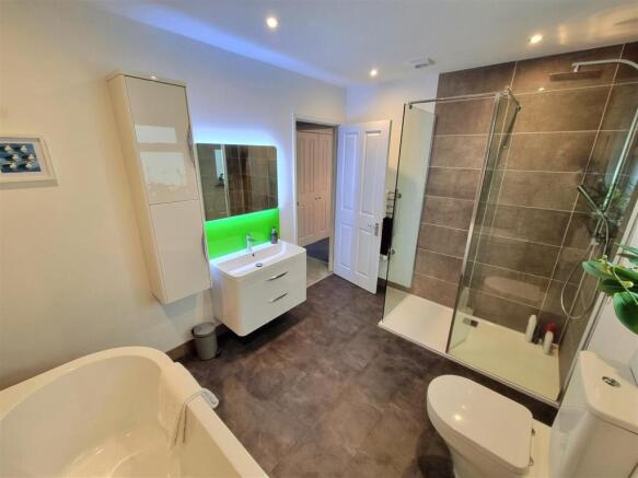 Bathroom 1.jpg