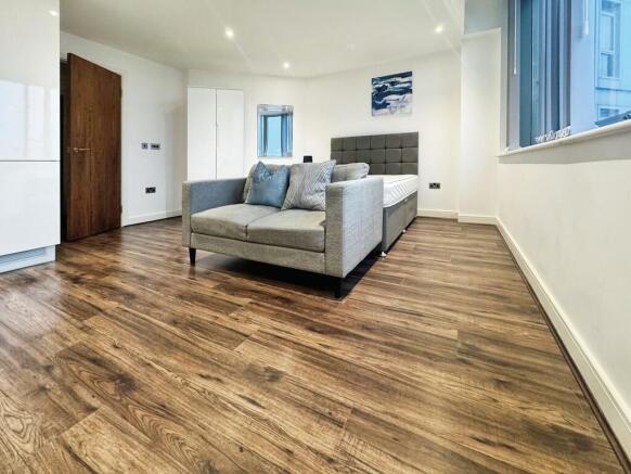 Lounge/Dining Roo...