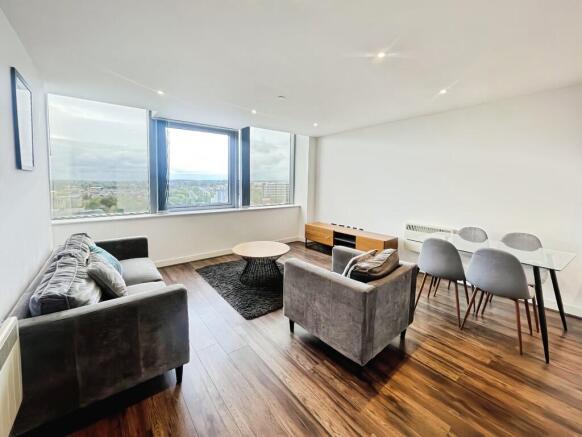 Lounge/Dining Roo...