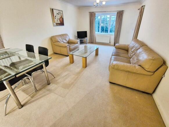 Lounge/Dining Roo...