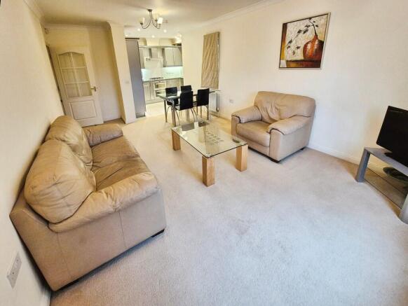 Lounge/Dining Roo...