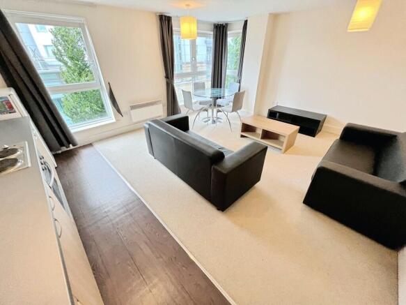 Lounge/Dining Roo...