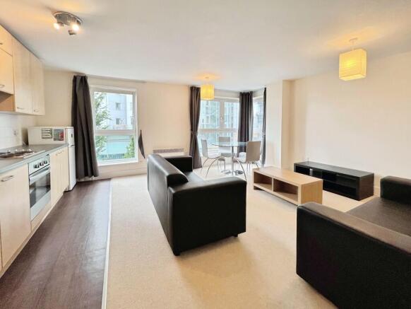 Lounge/Dining Roo...