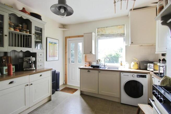2. Kitchen (2).JPG