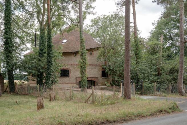 298420 - The Roundhouse, Park Lane, Old Knebwor...