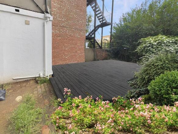 compton-court-decking.jpg
