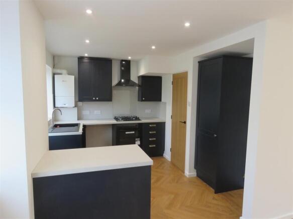 28 Willowdene Kitchen.JPG