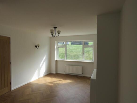 28 Willowdene Lounge Area.JPG