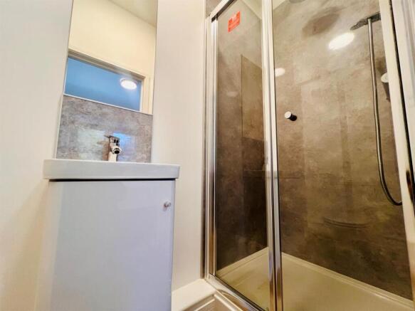 Room 8 ensuite .jpeg