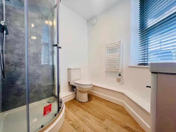 Room 7 ensuite.jpeg