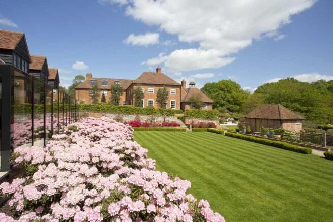 6 acres of grounds