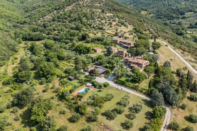 12 bedroom country house for sale in Tuscany Arezzo Cortona Italy