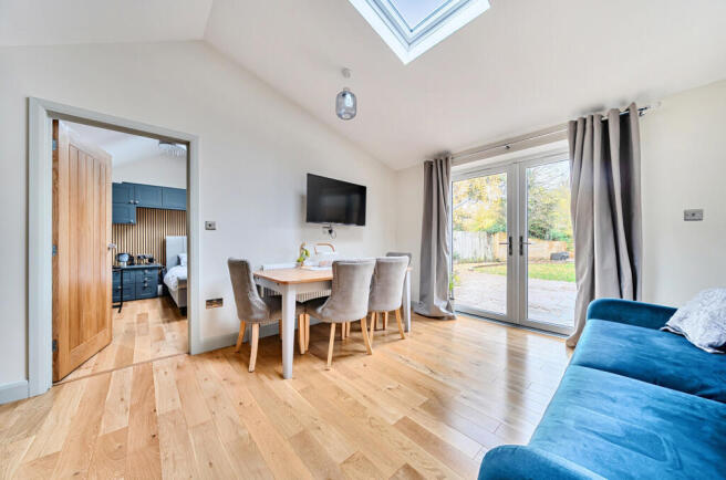 1373635-11-690b6a...