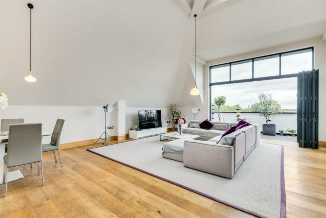 Chiswick High Road - Penthouse