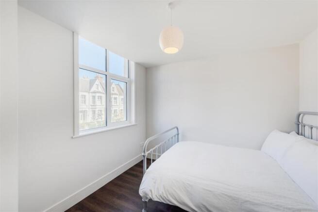 2, 52 Stile Hall Gardens (4).jpg