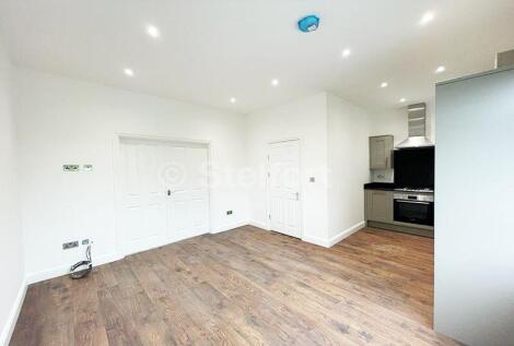 Squires Lane, London, N3