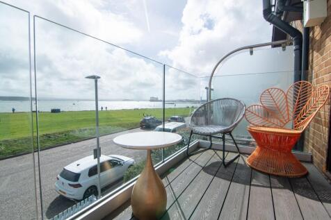 Seabreeze Labrador Drive, Baiter Park, Poole, BH15 1UX