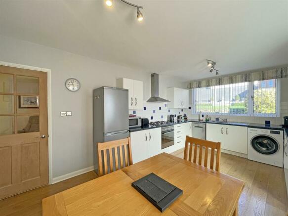 Briarleigh Close 21 Kitchen 2...jpg