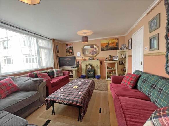 Vaasgo Close 17 - Lounge Front.jpg