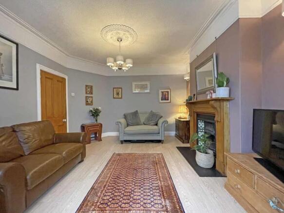 Edgecumbe Park Road 27 Lounge 4.jpg